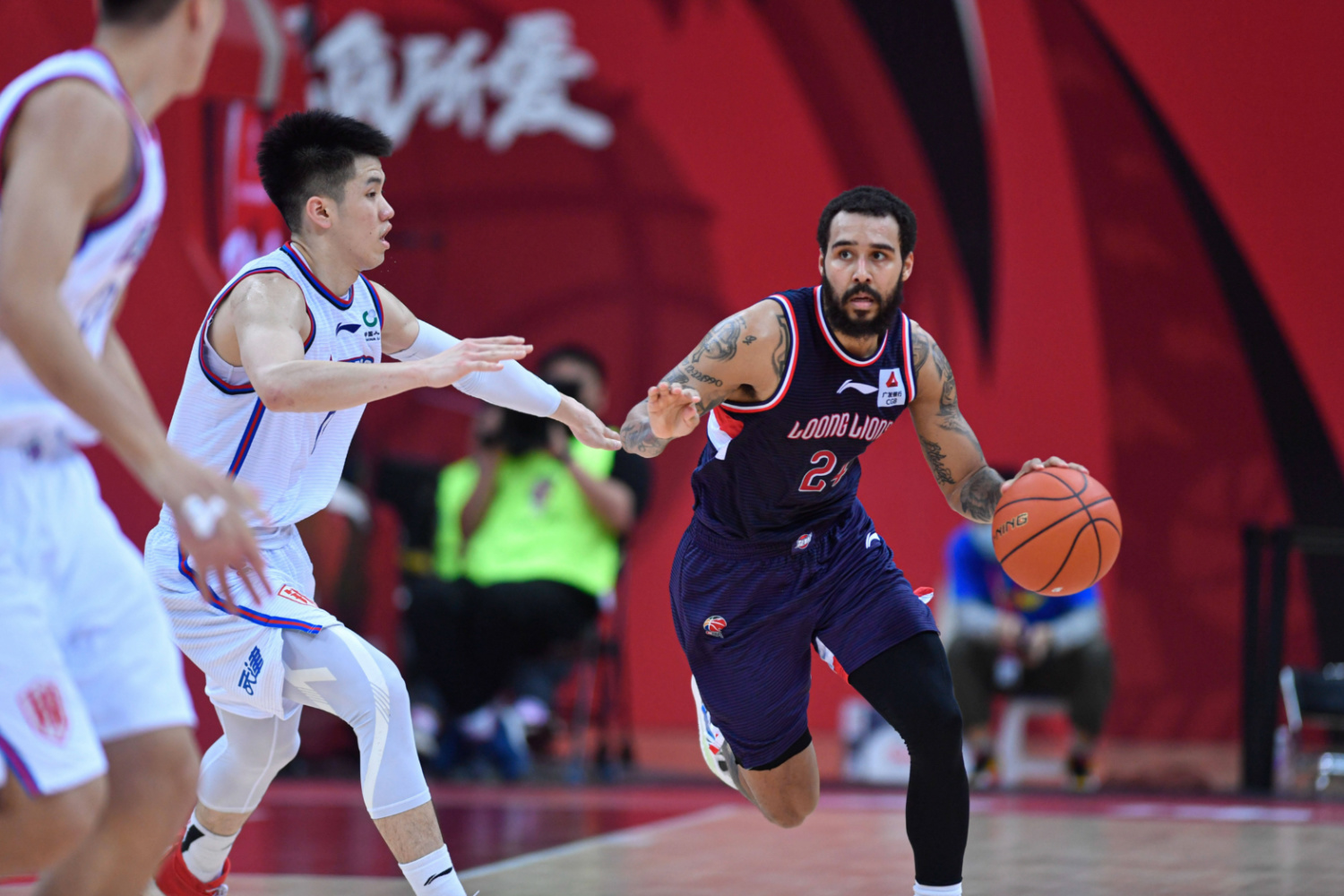 关于欧篮联倒计时，山东男篮集结日豪取连胜，细节引发关注，更衣室稳定，身体对抗强度拉满的信息